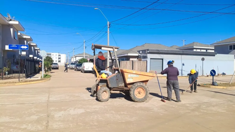 A una semana del temporal, los vecinos siguen trabajando para restaurar el conjunto residencial afectado por el desborde del canal de Bellavista.  