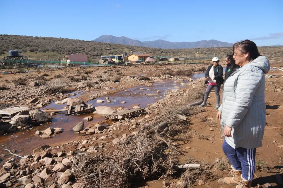 Janet Alonso Cortés, residente del sector 2 de Los Porotitos, aún permanece aislada debido al deterioro del camino de acceso a su vivienda. (Foto: El Día)