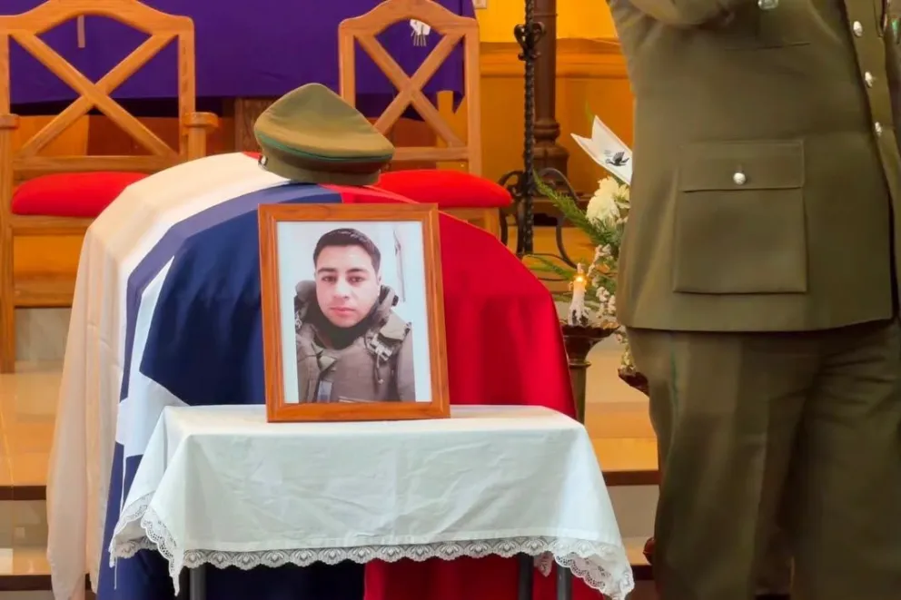 El responso fue encabezado por el ministro de Seguridad Pública, Martín Arrau, y el general director de Carabineros, Marcelo Araya, quienes acompañaron a la familia durante la ceremonia. (Foto: Cedida)