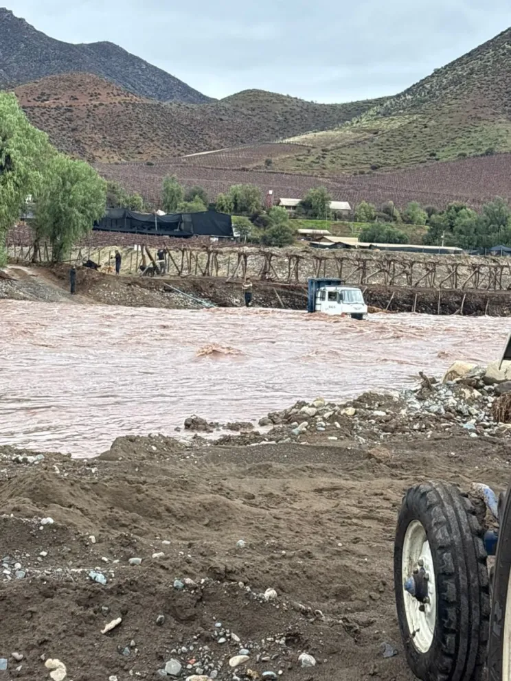 El aumento del caudal en el sector de Los Tapias dejó un vehículo rodeado por el agua durante esta última jornada de precipitaciones. (Foto: Cedida)