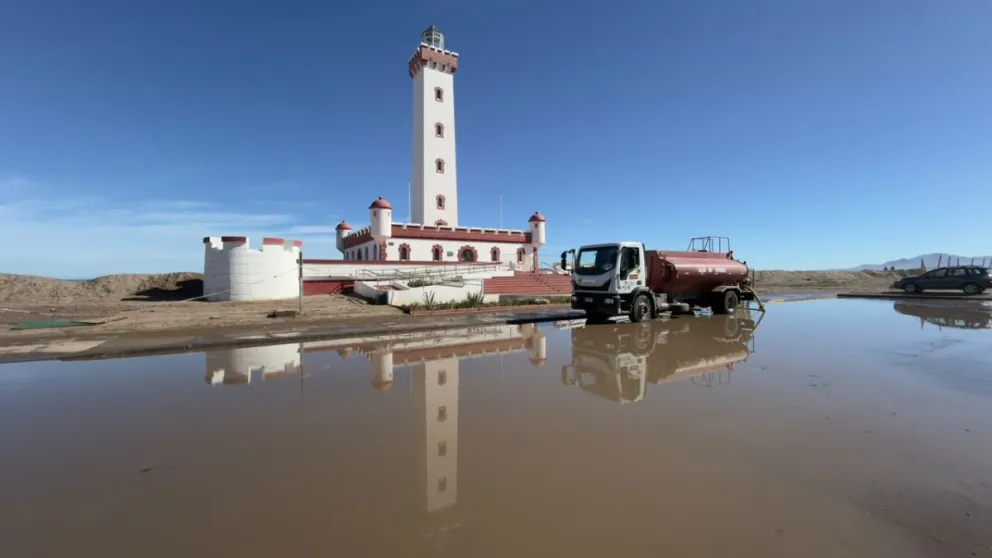 El borde costero volvió a resentir los efectos del sistema frontal, con acumulación de agua, barro y sedimentos. (Fotografía: Cristian Silva) 