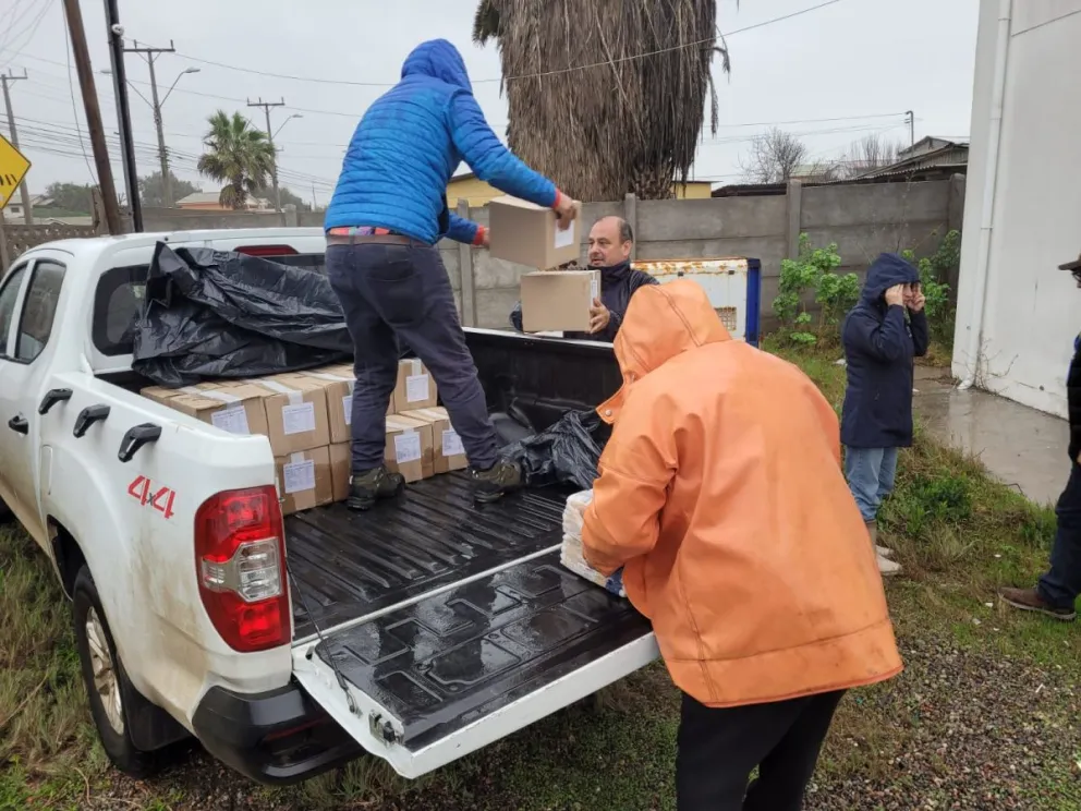 La ayuda fueron alimentos donados por empresas privadas a la Asociación Gremial de Pescadores Artesanales y Buzos de Caleta San Pedro. 