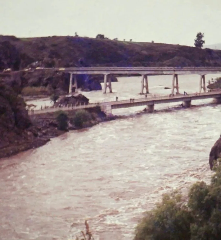 La crecida del río Limarí durante el temporal de 1984 quedó registrada en esta imagen de archivo, que muestra la fuerza alcanzada por el caudal en Ovalle.