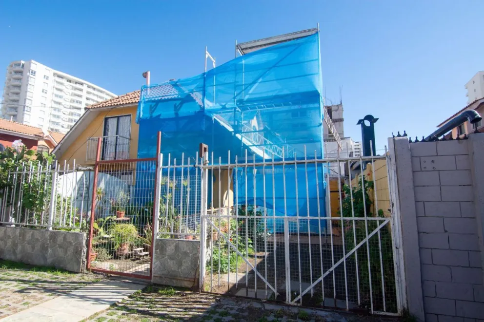 La casa afectada en la calle Ramón del Valle -tras la caída de la grúa pluma de la empresa Ingevec- sigue sin mayores avances de reparación. (Fotografía: Cristian Silva)  