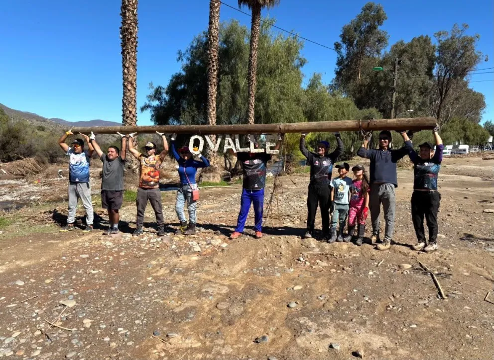 Vecinos, familias, voluntarios y funcionarios municipales trabajaron de manera conjunta en labores de retiro de sedimentos, ramas, residuos y otros elementos arrastrados por la crecida del río. (Foto: Cedida)