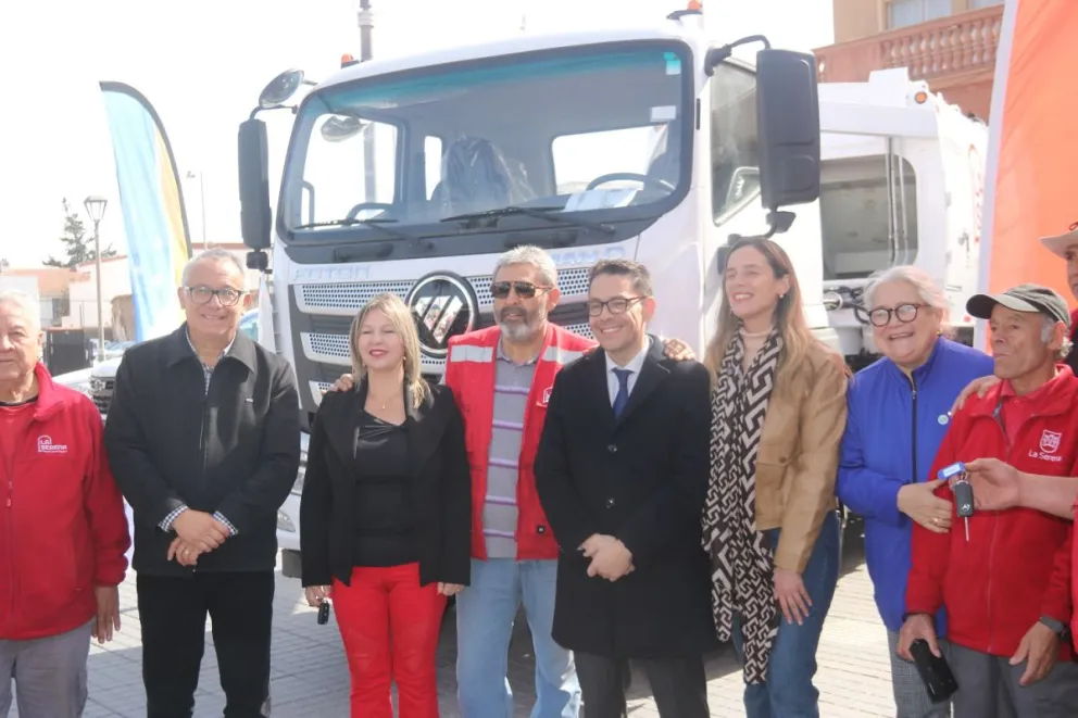Las autoridades junto a las máquinas que fueron entregadas a la municipalidad de La Serena. (Foto: Oscar Rosales)