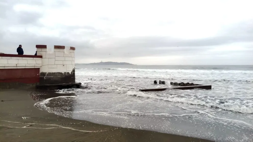 La autoridad marítima llamó a respetar las medidas de seguridad, evitando ingresar al mar, transitar por sectores rocosos o realizar actividades náuticas y deportivas sin autorización. (Foto: El Día)