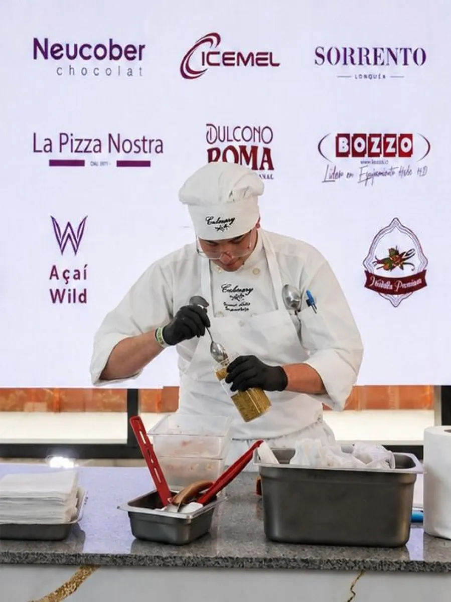 Joven coquimbano gana campeonato nacional de heladería con helado de ostión