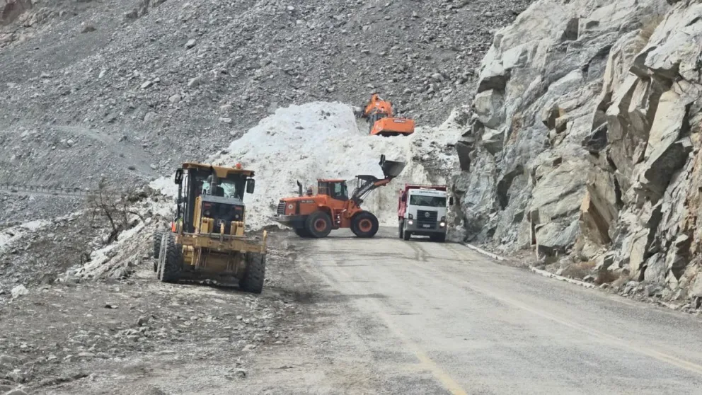 Equipos de la Dirección de Vialidad trabajan en el despeje de dos aludes de gran magnitud que mantienen interrumpido el tránsito hacia el recinto fronterizo. (Foto: Cedida)