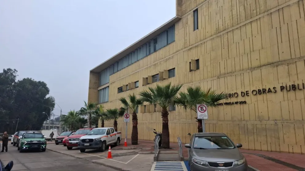 Pese a que la investigación incluía también el disparo registrado contra el edificio institucional, el Ministerio Público optó por formalizar al sujeto exclusivamente por el delito de desórdenes públicos. (Foto: El Día)