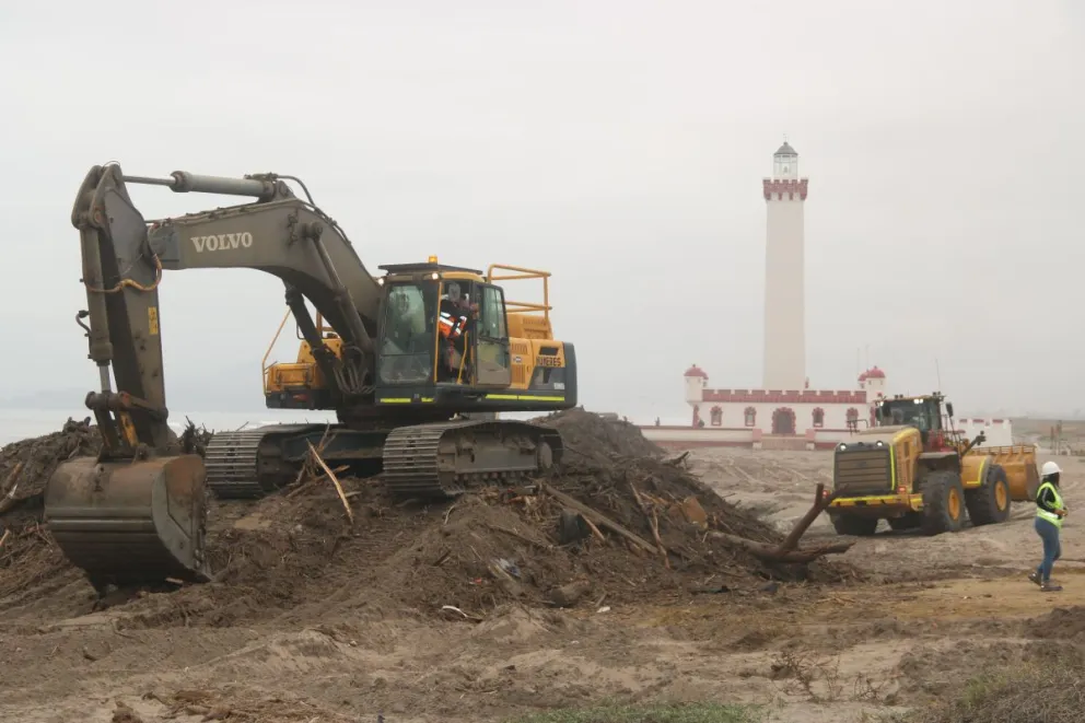 A la fecha, ya se han retirado cerca de 5 mil toneladas de escombros desde las playas de Coquimbo y La Serena. (Foto: El Día)
