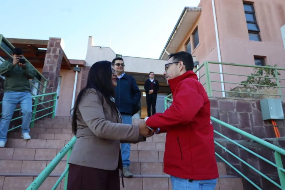 La alcaldesa Carmen Juana Olivares valoró la visita del gobernador y destacó la necesidad de contar con nuevas herramientas para enfrentar tanto la recuperación como futuras emergencias. (Foto: Cedida)