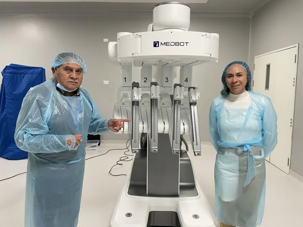 En la imagen, los consejeros regionales, Lombardo Toledo y Ximena Ampuero, miembros de la comisión de Salud y Deportes del CORE, posan junto a una de las plataformas de cirugía robótica. (Foto: Cedida)