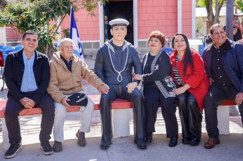 La ceremonia contó con la presencia del alcalde Cristian Herrera Peña, integrantes del concejo municipal, dirigentes sociales, familiares del héroe patrio, además del artista y escultor de la obra, Daniel Muñoz Ovalle. (Foto: Cedida)