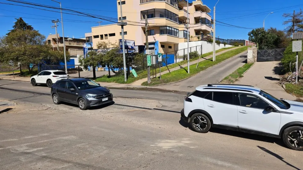 Los baches y hoyos entre las avenidas Cuatro Esquinas y El Santo dificultan la circulación de los automóviles. (Foto: Romina Onel)