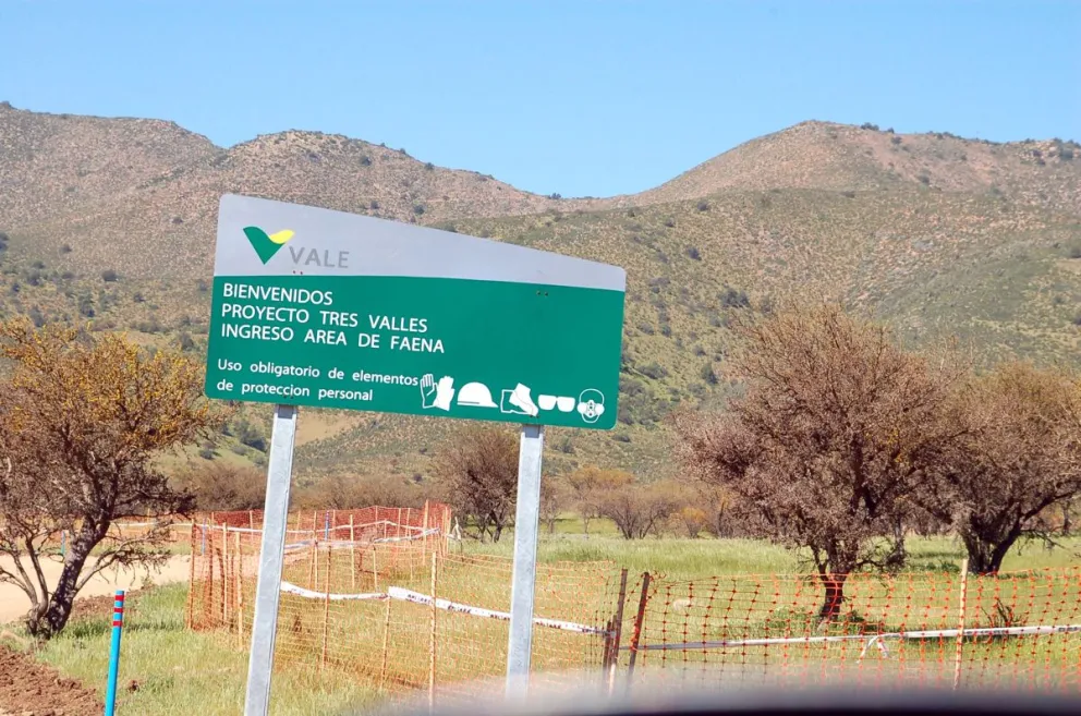 La empresa defiende que el proyecto fue evaluado por los organismos competentes, mientras agricultores piden anular la autorización ambiental y someter la iniciativa a un nuevo estudio.