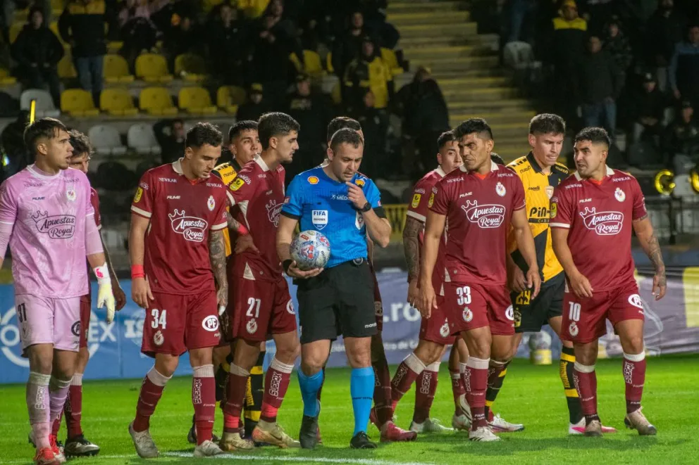 El duelo entre Coquimbo Unido y Deportes La Serena también dejó una jugada que alimentó la discusión arbitral con la validación del tanto del empate del elenco aurinegro. (Foto: Cristian Silva)
