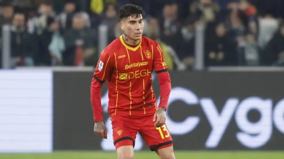 El zaguero chileno jugando por Lecce, en Italia. La Serena lo presentará como la tercera incorporación en el mercado invernal.