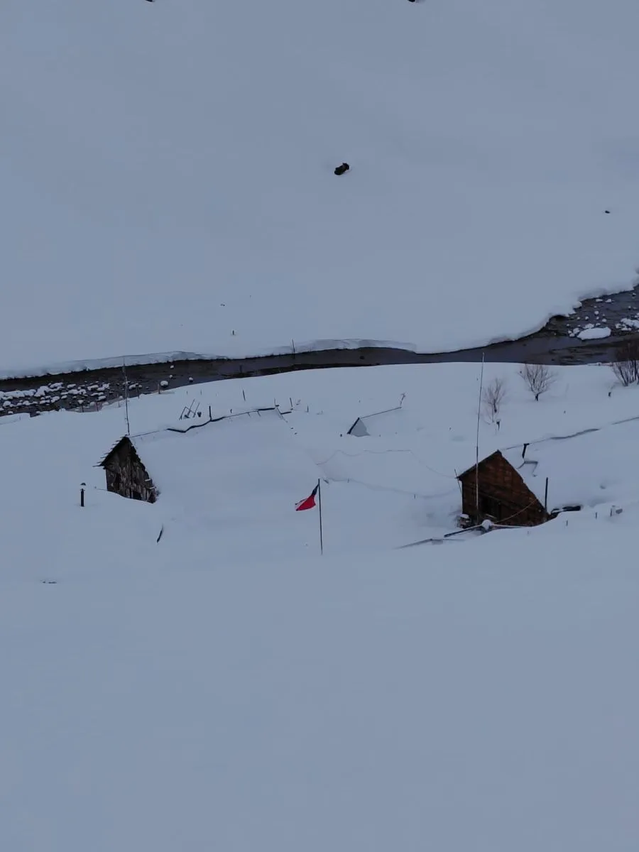 Rescate aéreo de funcionarios por nieve en embalse La Laguna Rescate aéreo de funcionarios por nieve en embalse La Laguna