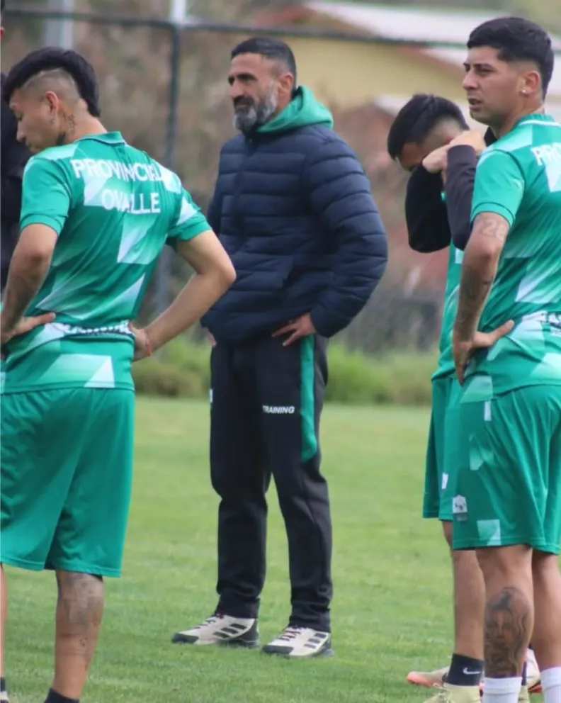 Con un plantel renovado en lo anímico y mayor intensidad, Provincial Ovalle intentará comenzar con el pie derecho la liguilla ante General Velásquez, como destaca su entrenador Víctor Quintanilla. (Foto: Provincial Ovalle)