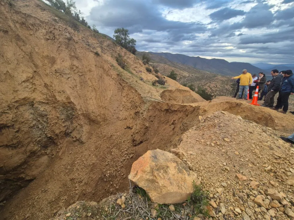 Tras la sesión de la comisión de Minería del Senado, las autoridades se dirigieron a terreno para conocer los daños y la realidad planteada por los pirquineros. (Foto: Cedida)