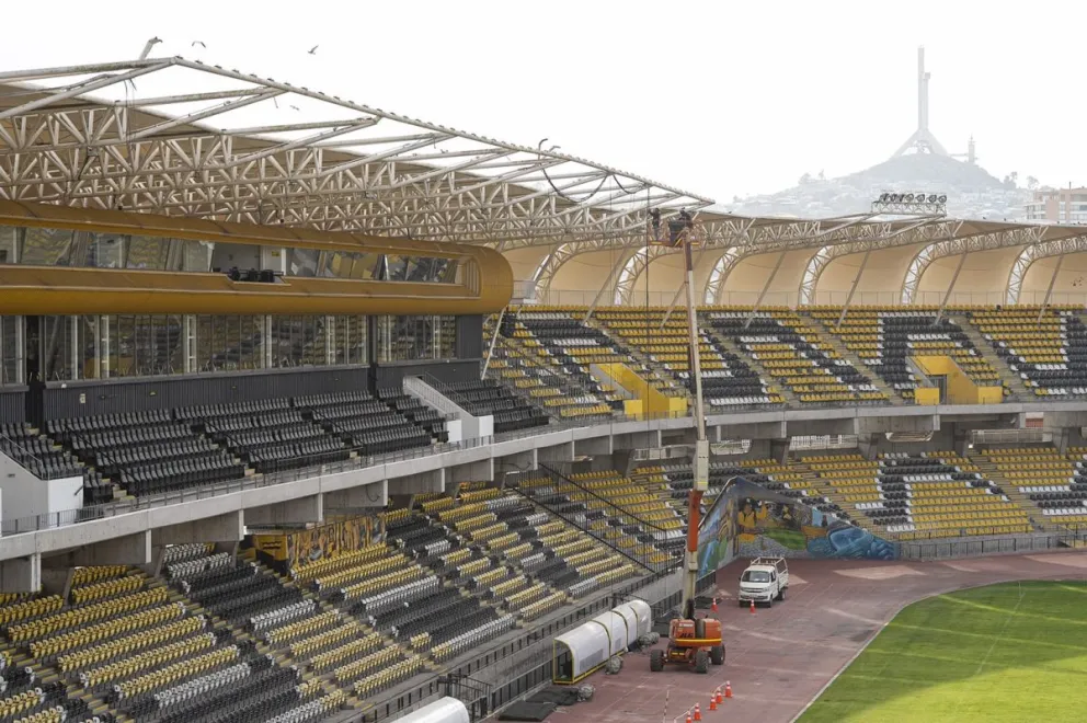 La modernización de las luminarias y las gestiones para ampliar el aforo del estadio se transforman en pasos decisivos para mantener la competencia continental en Coquimbo. (Foto: Cristian Silva)