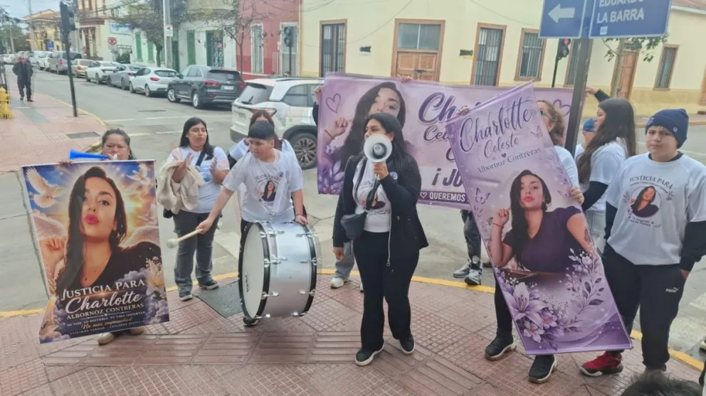 La mañana de este viernes, familiares y cercanos de la víctima se reunieron frente a la Fiscalía de La Serena para realizar una manifestación bajo la consigna “Memoria, verdad y justicia”, con el objetivo de visibilizar el caso.
