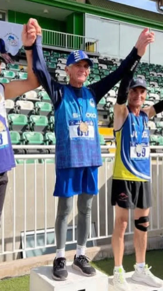 A sus 79 años, don Francisco, la “Tormenta del Desierto”, sigue entrenando, compitiendo y desafiando al calendario. Corea del Sur será una nueva estación en una extensa trayectoria deportiva que comenzó en el atletismo a los 40 años.
