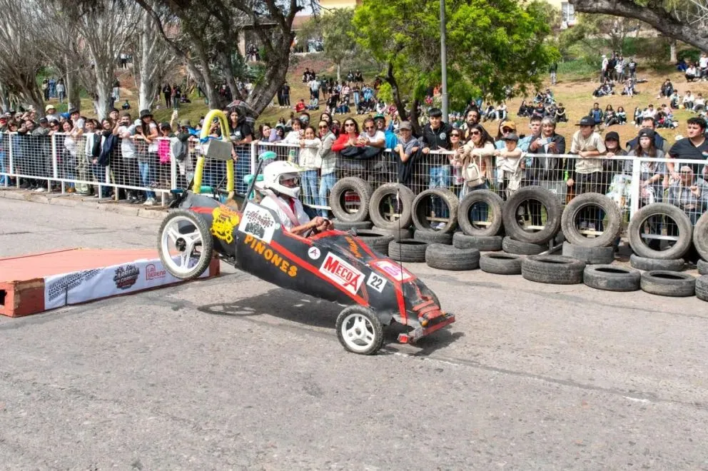 Las carreras de carros locos son una gran atracción para la comunidad, transformándose en una verdadera tradición local. (Foto: El Día)