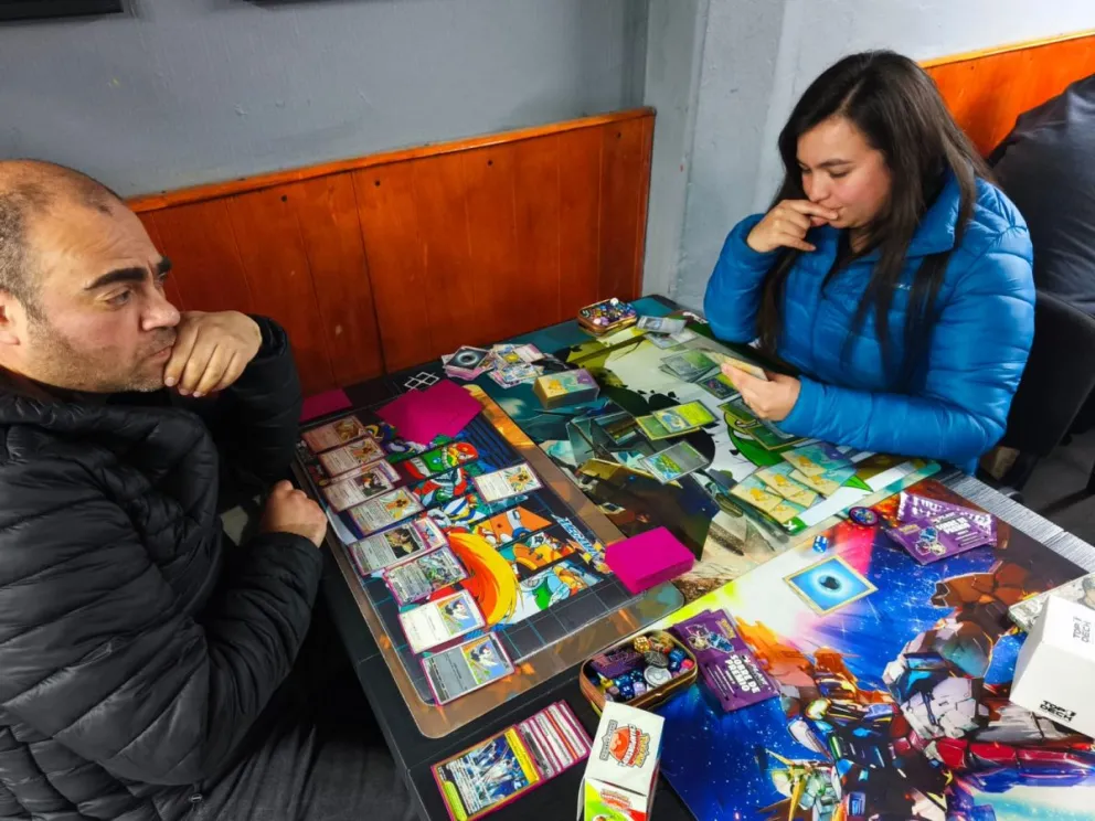 Durante las partidas hay que tomar decisiones, calcular, anticiparse a los movimientos del rival y saber qué carta utilizar en cada momento. (Foto: Cristian Silva)