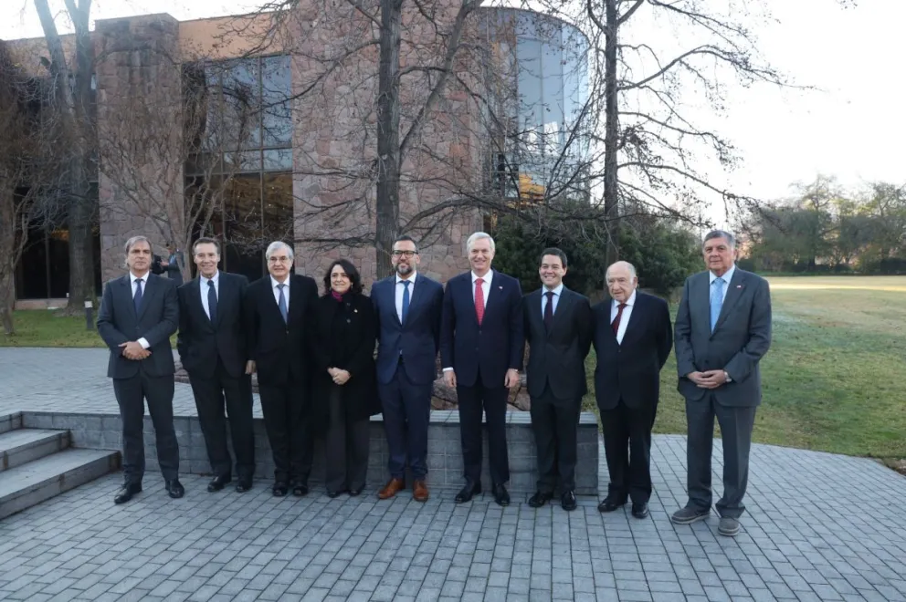 El Presidente José Antonio Kast flanqueado por los miembros de la Federación de Medios de Comunicación Social, entre ellos, su nuevo presidente, José Tomás Santa María, actual presidente de la Asociación Nacional de la Prensa (ANP). (Foto: Cedida)