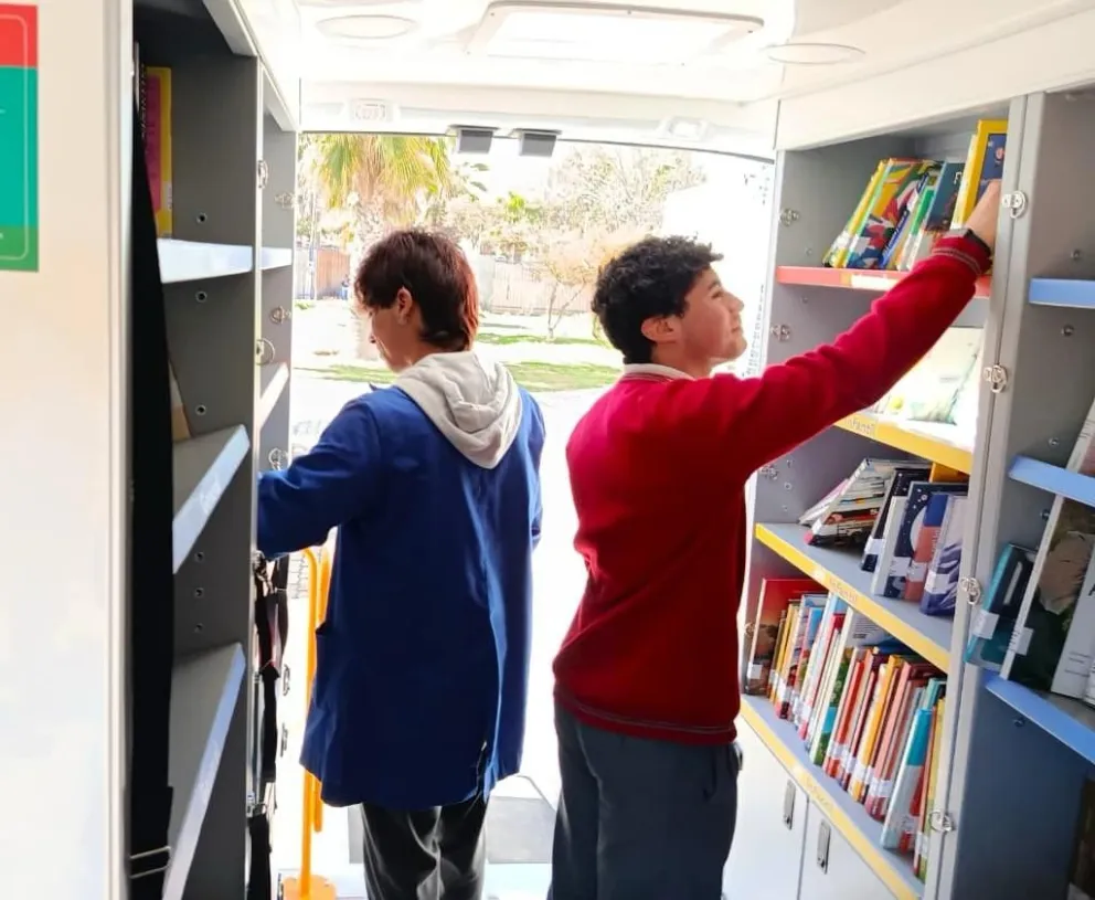 El vehículo cuenta con una colección de más de 300 libros, revistas y material didáctico que pueden ser solicitados en préstamo. (Foto: Cedida)