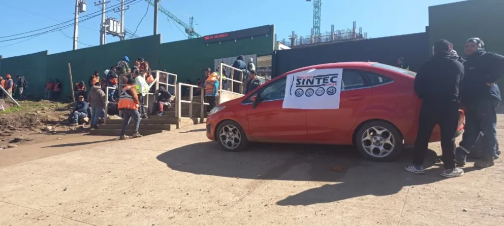 Los manifestantes permanecen apostados en el acceso a las obras, impidiendo el normal desarrollo de los trabajos mientras se desarrollan conversaciones con la empresa a cargo del proyecto. (Foto: Marco Adasme)