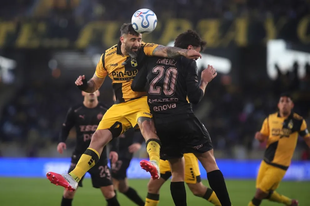Coquimbo Unido no pudo ante Platense, que logró avanzar mediante lanzamientos penales. En la primera fracción el Pirata inquietó al equipo trasandino, aunque sintió las bajas de Pratto y Fernández, que debieron salir por lesión. (Foto: EFE)