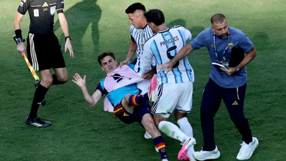 La comisión disciplinaria de la FIFA castigó con diez partidos de sanción a Paredes, siete a Molina, una a Almada, tres a Ayala y uno a Gavi. (Foto: EFE)