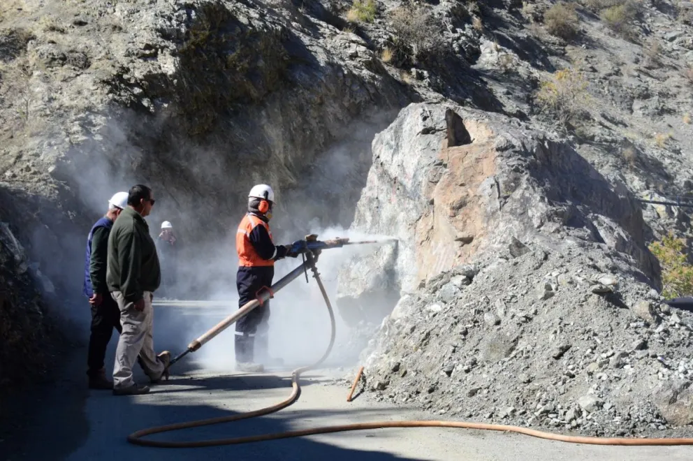 El sindicato minero de Río Hurtado detonó una gigantesca roca que había caído sobre la ruta D-595. (Foto: Cedida)