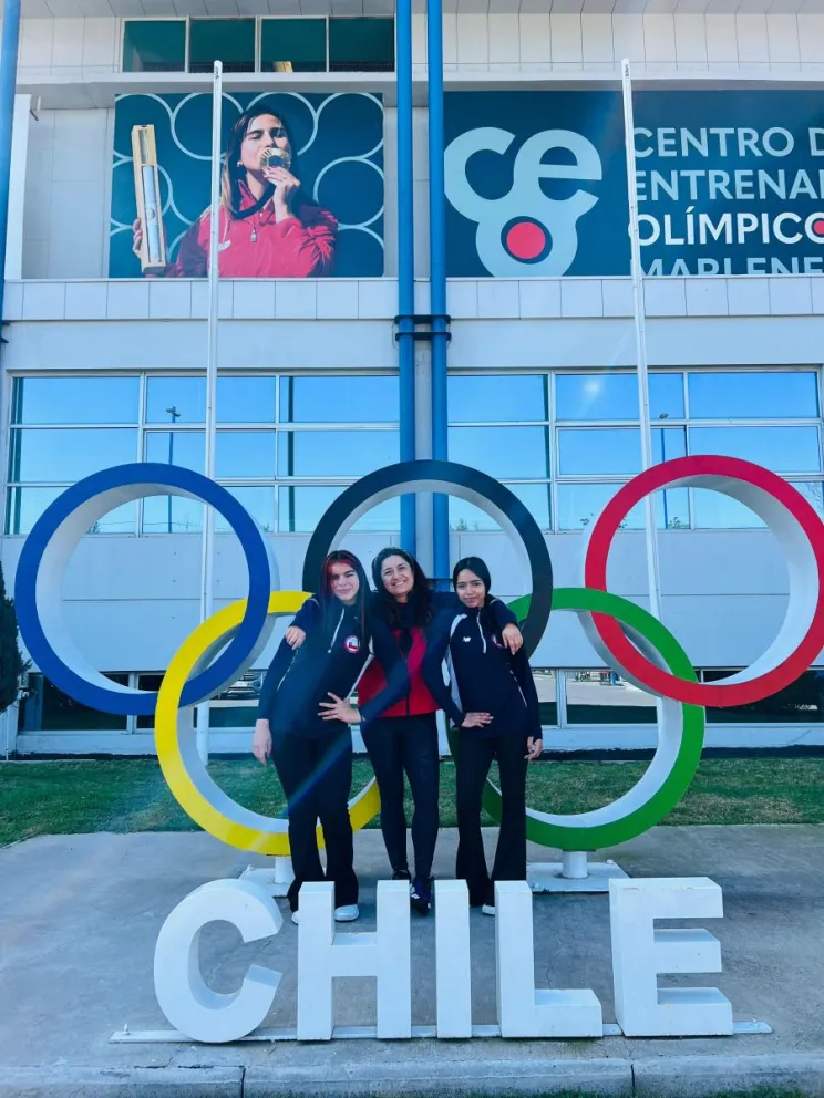 Este lunes viajará la delegación nacional de halterofilia hasta Ecuador, donde participarán Emilia Aros, de 13 años,  y Antonia Altamirano, de 14 años  junto a la entrenadora Jenifer Valencia. (Foto: Jenifer Valencia)