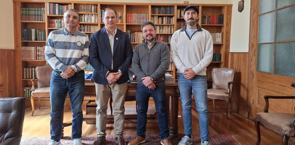 De izquierda a derecha: Pedro Guerrero, capitán del equipo del Club Serena Golf; Francisco Puga, director Diario El Día; Francisco Labbé, gerente comercial de Diario El Día y Cristóbal Fernández, capitán del club de campo Pan de Azúcar. 