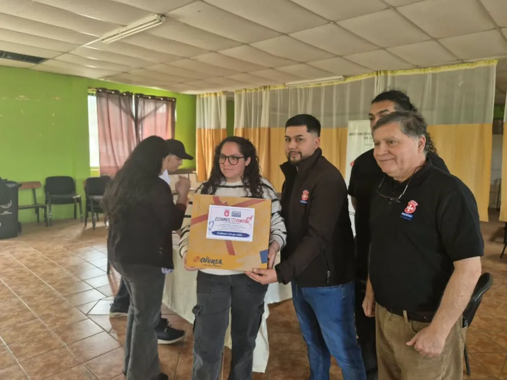 La dirigencia nacional de la FENATS entregó ayuda a los funcionarios damnificados por las fuertes lluvias que golpearon a la zona. (Foto: Cedida)