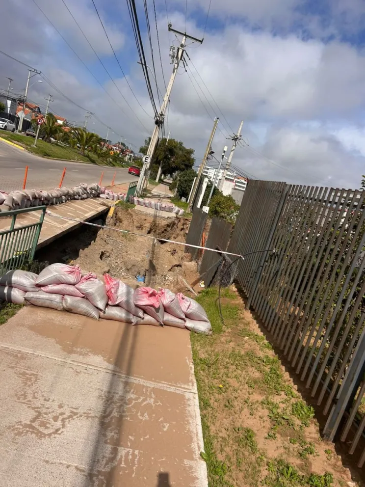 El socavón de calle Gabriela Mistral, en La Serena, tiene en alerta a los residentes del Condominio Vista. (Foto: El Día)