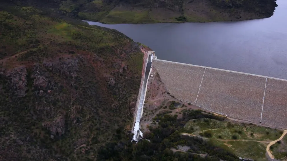 El vertimiento de agua comenzó con un caudal aproximado de entre 3.000 y 5.000 litros por segundo, el cual aumentará progresivamente aguas abajo por el río Illapel. (Foto: Cedida)