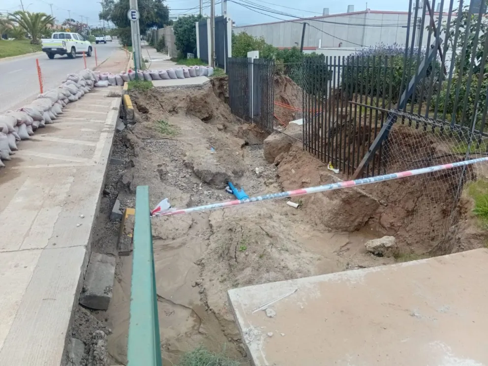 El socavón de más de 10 metros de largo, y de unos 5 de ancho, tiene la suficiente profundidad como para que una persona se accidente. (Foto: Oscar Rosales)