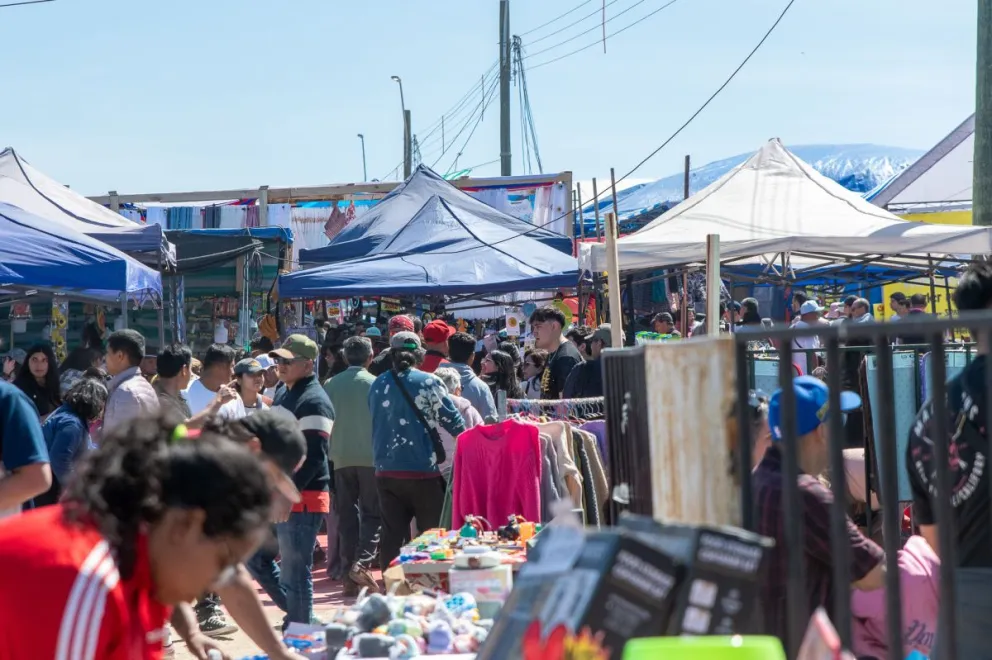 Cientos de personas llegan a los remates de La Pampilla del 21 de septiembre cada año y este año no será la excepción. (Foto: Cristian Silva)