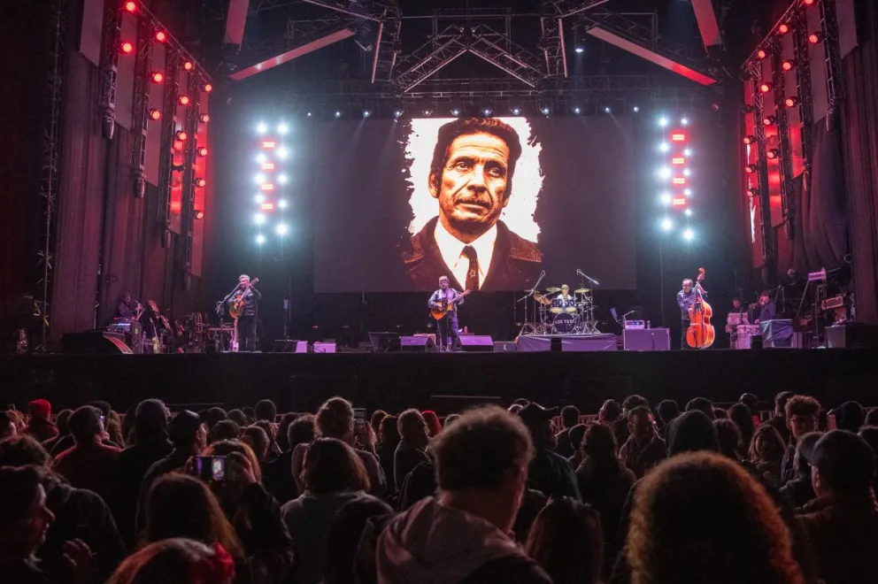 La puesta en escena del escenario monumental de La Pampilla eventualmente podría ser transmitida por TV. También habrá artistas de orden nacional. (Foto: Cristian Silva)