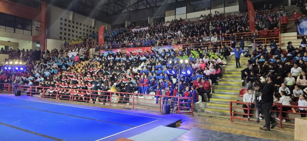 El Coliseo Monumental se llenó de gimnastas de todo el país, apoderados, entrenadores y público seguidor de esta disciplina, en una clara muestra de fortaleza ante la adversidad climática. (Foto: El Día)
