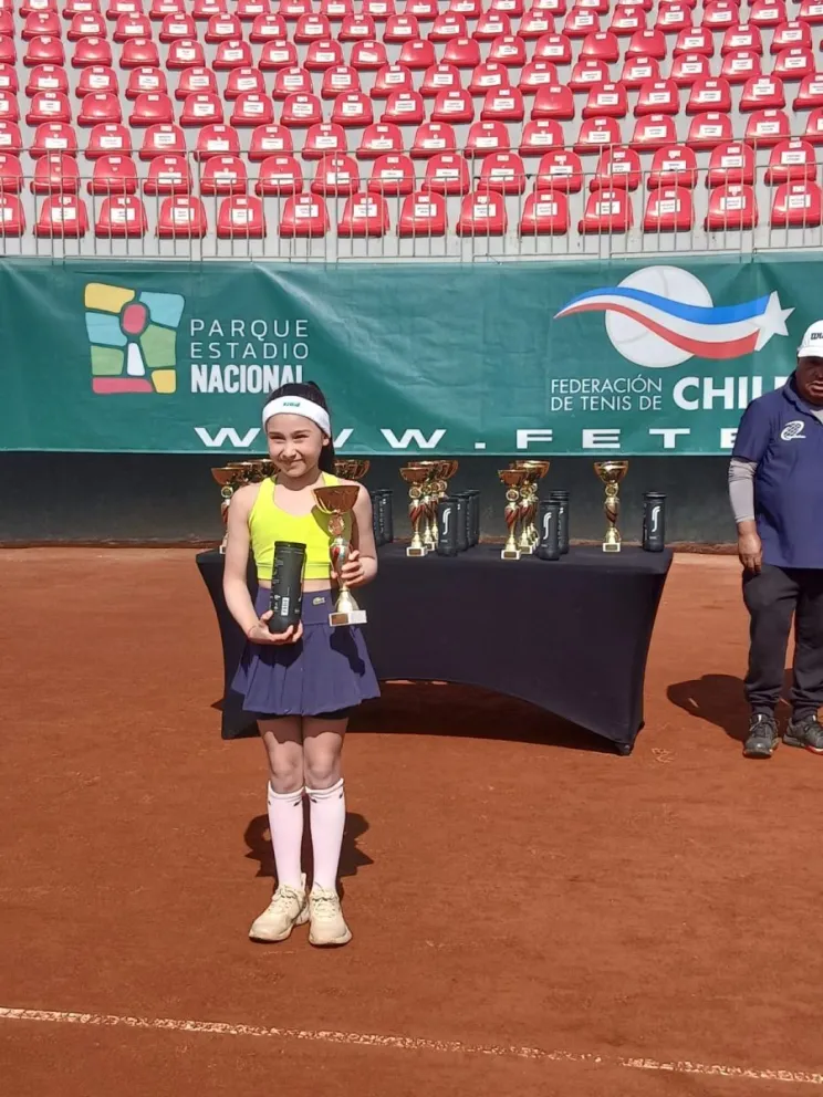  Con nueve años, el primer puesto regional, el vicecampeonato nacional y la segunda posición del ranking chileno Blanca Álvarez escribe un prometedor camino en el tenis formativo.