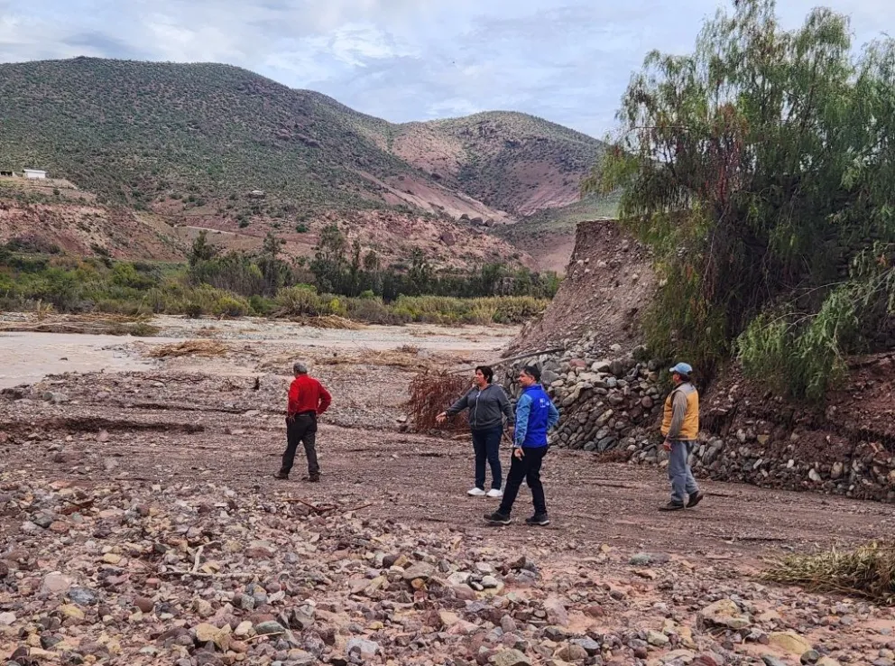 La destrucción de obras de conducción dificultan la distribución de agua a regantes de la comuna. 