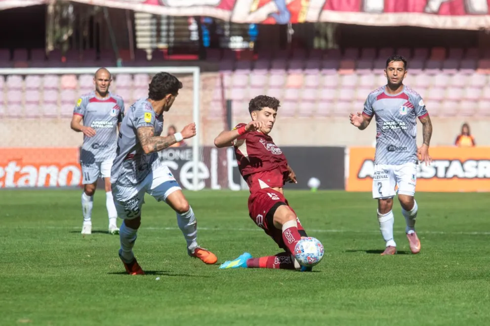 Todos quieren escapar de la zona roja de la clasificación y La Serena es uno de ellos, este lunes enfrenta al colista Unión La Calera. (Fotografía: Cristian Silva)