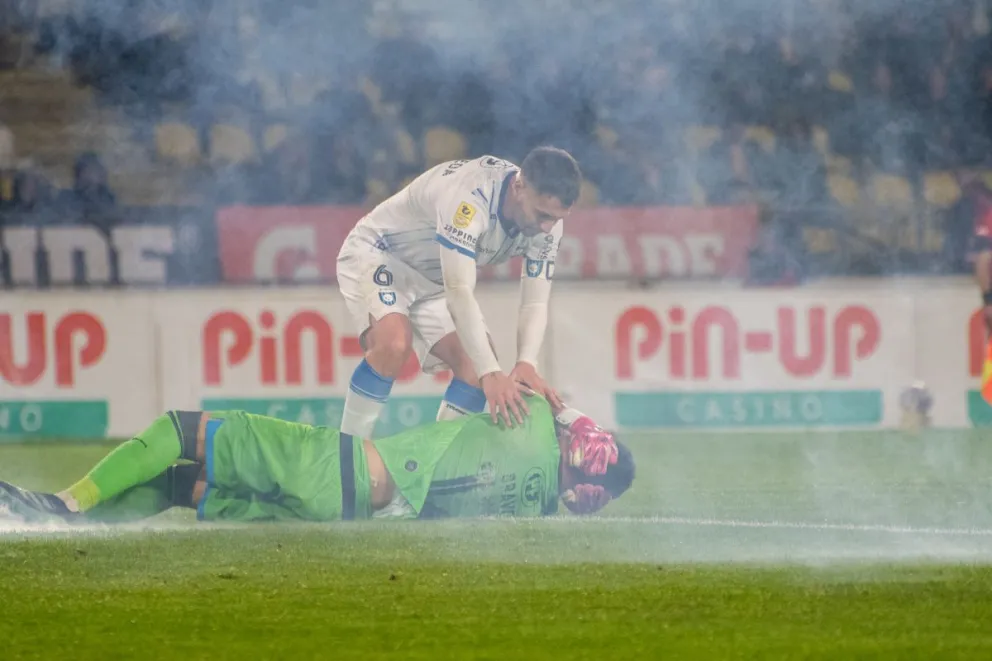 El portero Christian Bravo fue rodeado por las bombas de estruendo que cayeron en el mismo césped del estadio Francisco Sánchez Rumoroso. (Foto: Cristian Silva)