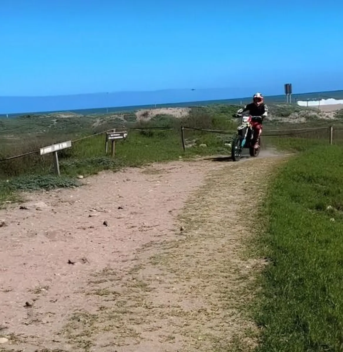 Motociclistas circulan en desembocadura río Elqui Motociclistas circulan en desembocadura río Elqui